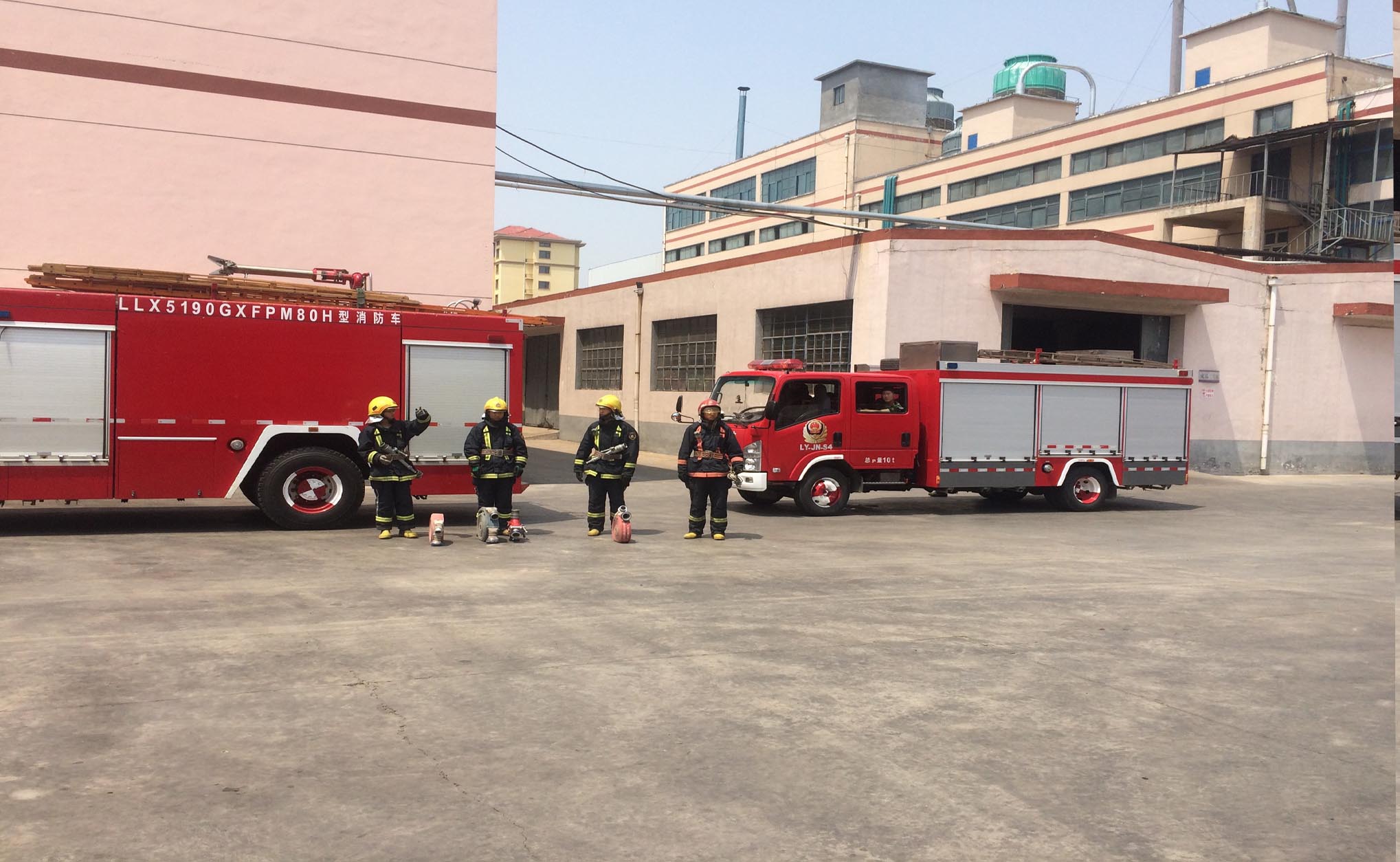 化纤公司与消防大队联合举行消防演练